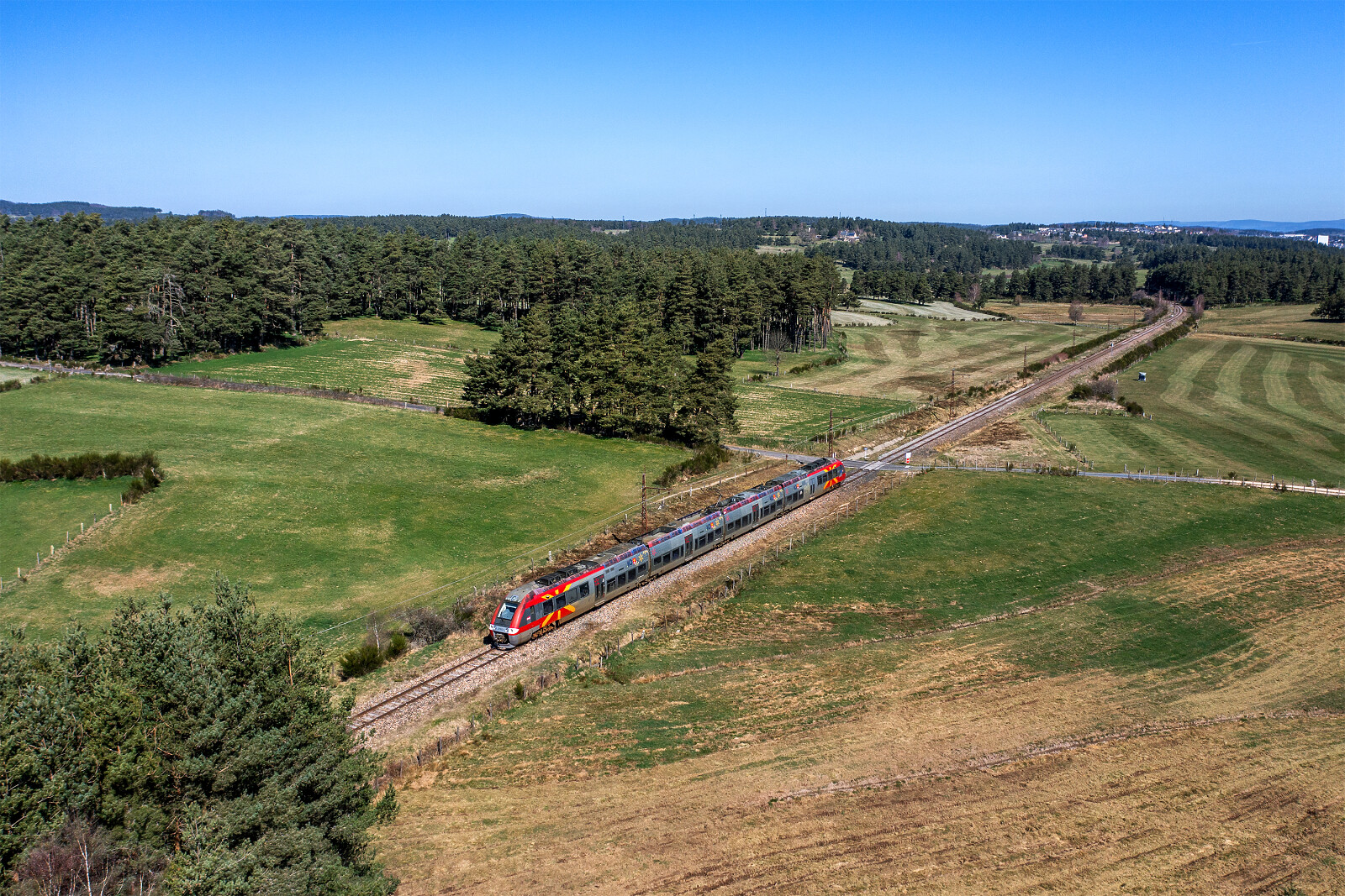 Z 27602 of SNCF (Société Nationale des Chemins de fer Français) between St. Chély d'Apcher and Aumont-Aubrac, France