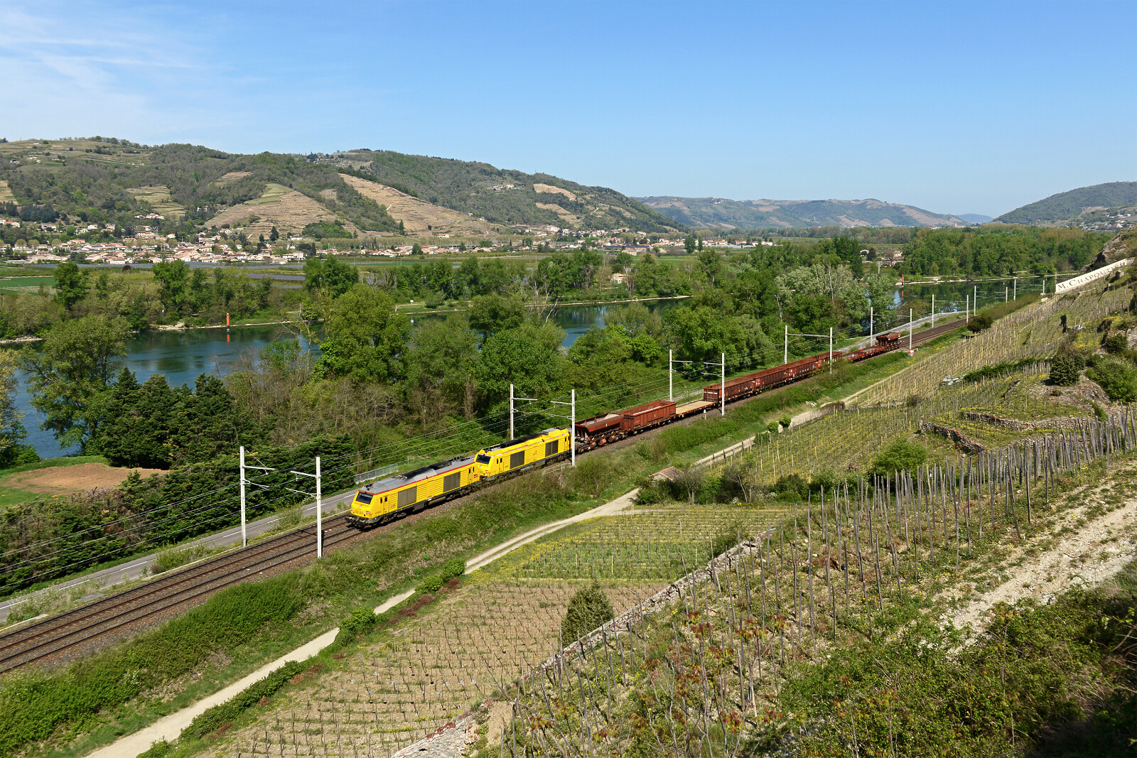 BB 75009 of SNCF (Société Nationale des Chemins de fer Français) between Saint-Vallier sur Rhône and Tain l'Hermitage Tournon, France
