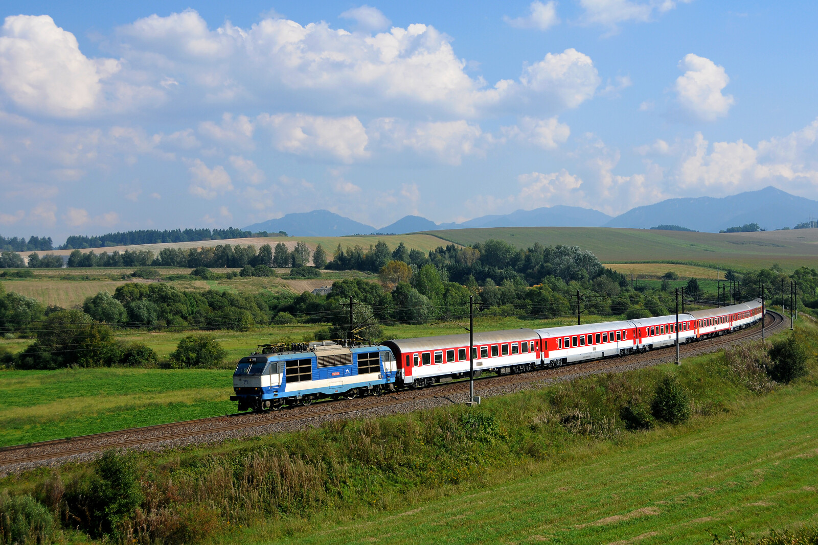 350 015 of ZSSK (Železničná spoločnosť Slovensko) between Liptovské Vlachy and Liptovská Teplá, Slovakia
