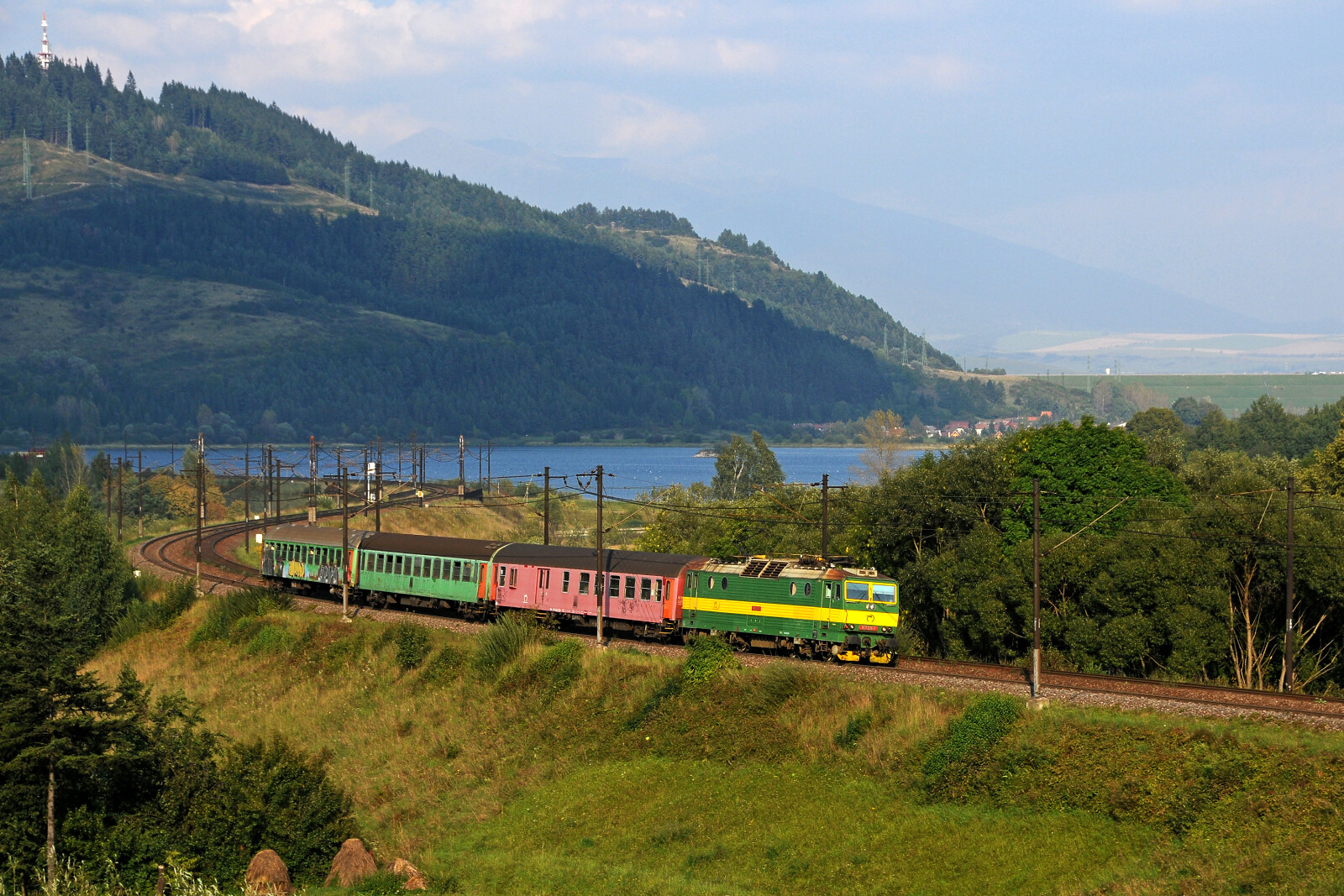 163 121 of ZSSK (Železničná spoločnosť Slovensko) between Liptovská Teplá and Liptovské Vlachy, Slovakia