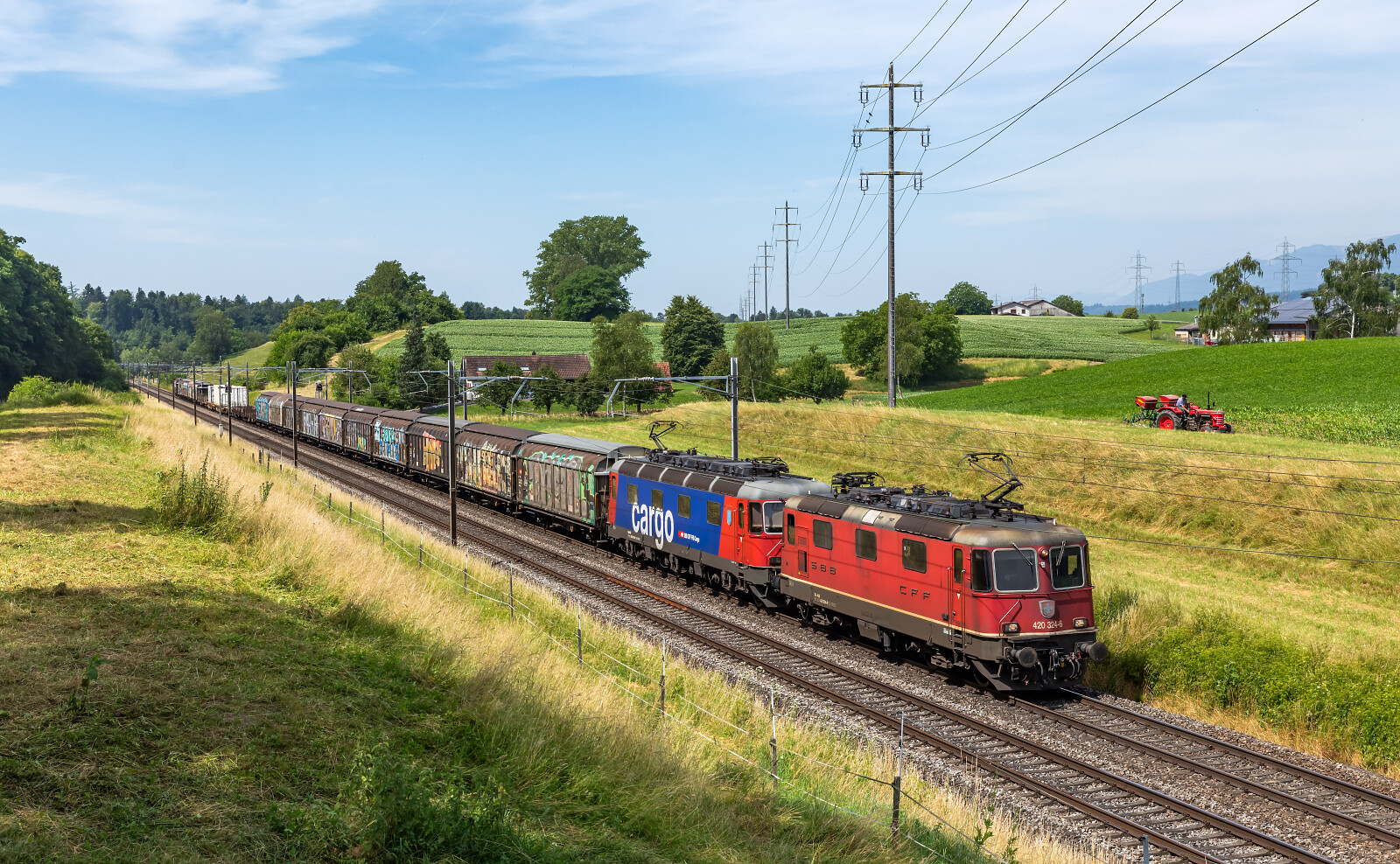 Re 420 324 of SBB (Schweizerische Bundesbahnen) between Wangen an der Aare and Niederbipp, Switzerland