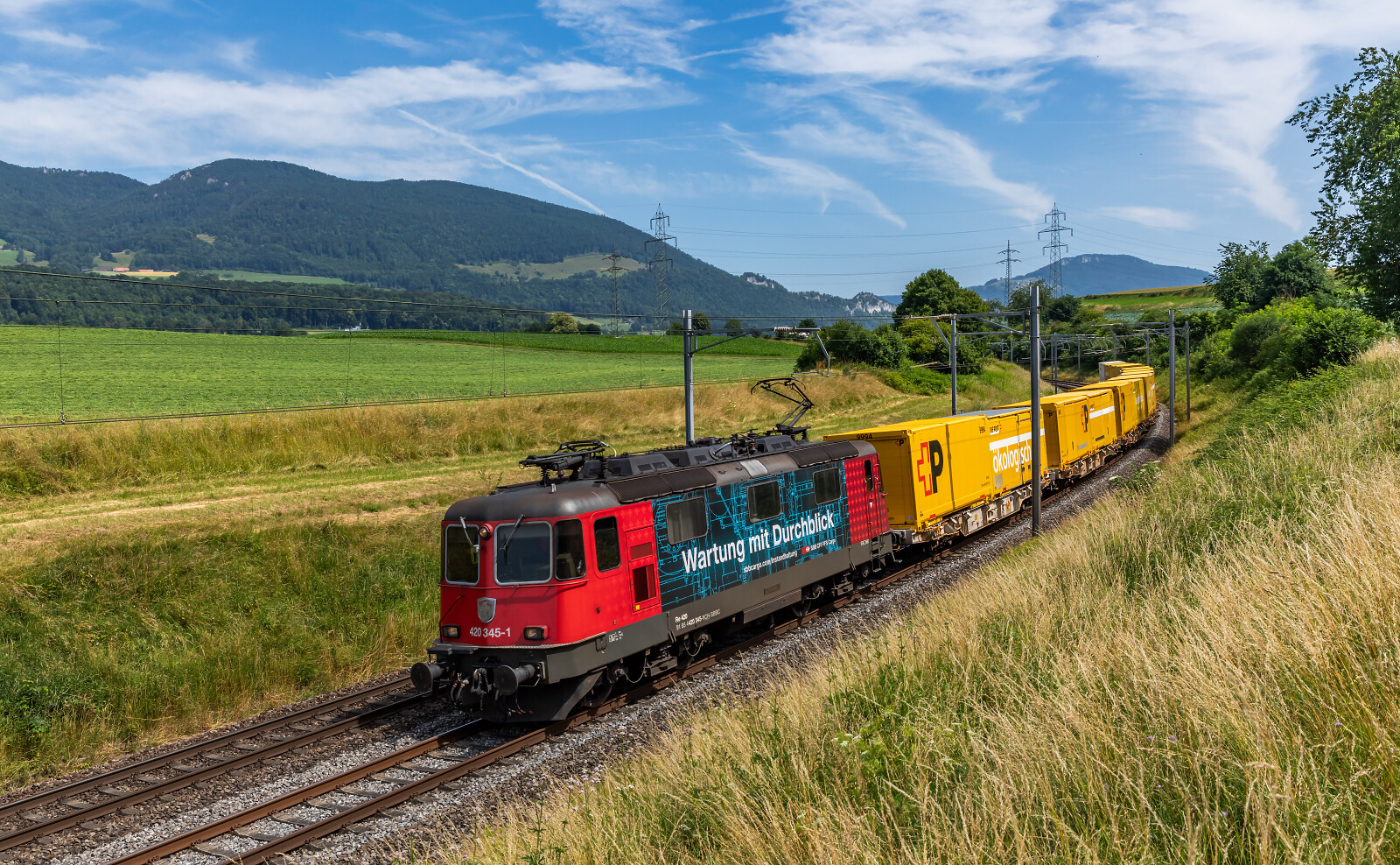 Re 420 345 of SBB (Schweizerische Bundesbahnen) between Niederbipp and Wangen an der Aare, Switzerland