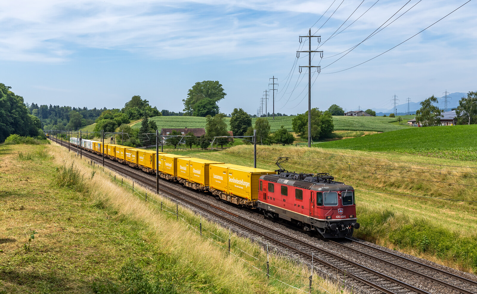 Re 420 258 of SBB (Schweizerische Bundesbahnen) between Wangen an der Aare and Niederbipp, Switzerland
