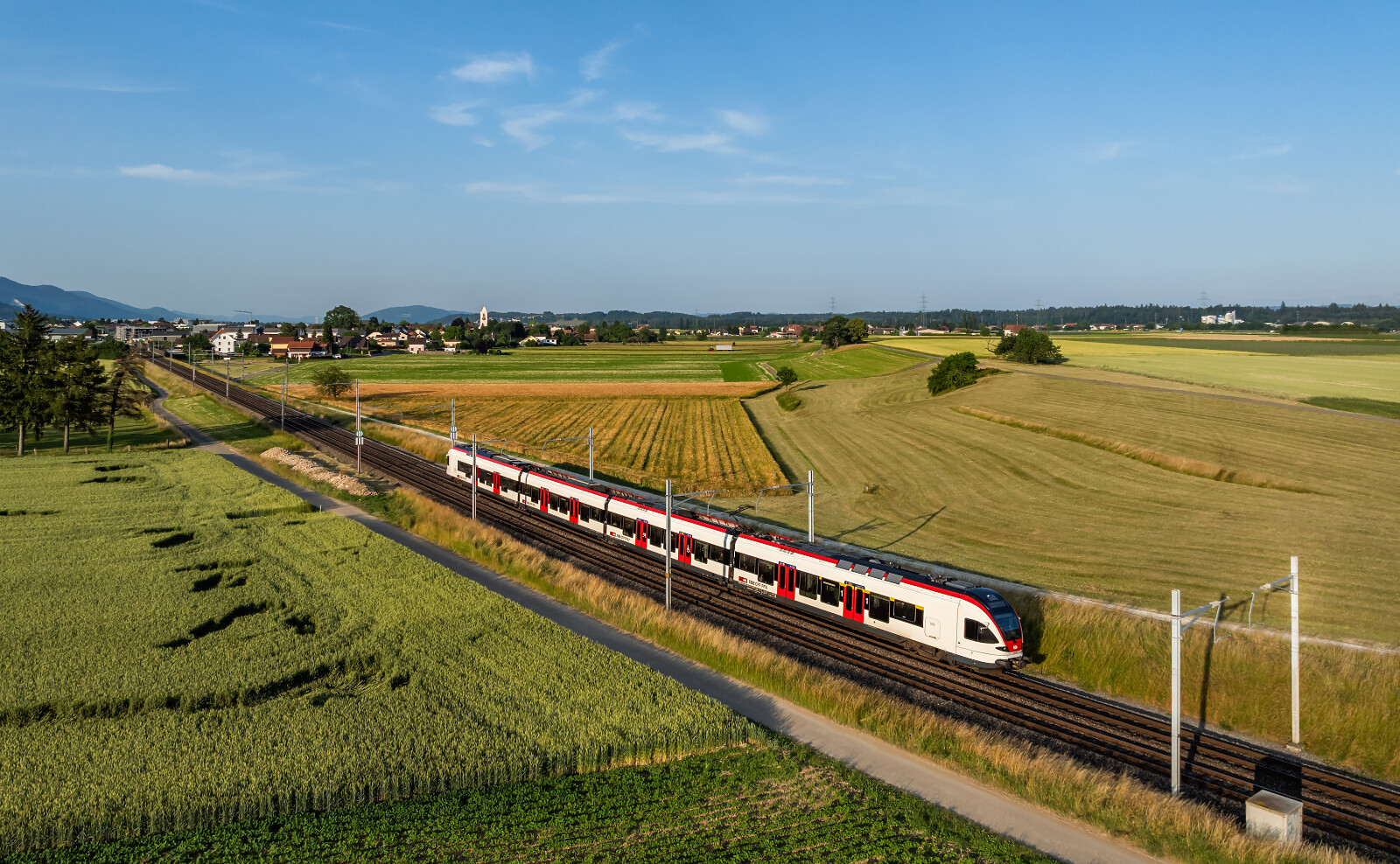 RABe 523 047 of SBB (Schweizerische Bundesbahnen) between Niederbipp and Wangen an der Aare, Switzerland