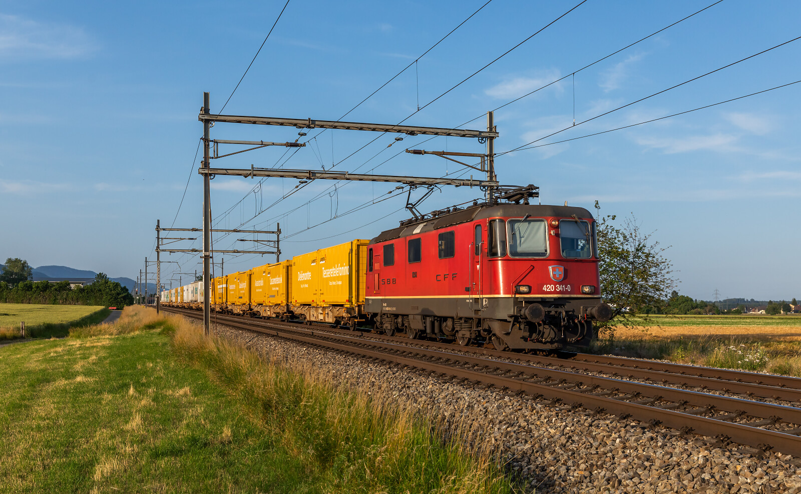 Re 420 341 of SBB (Schweizerische Bundesbahnen) between Niederbipp and Wangen an der Aare, Switzerland