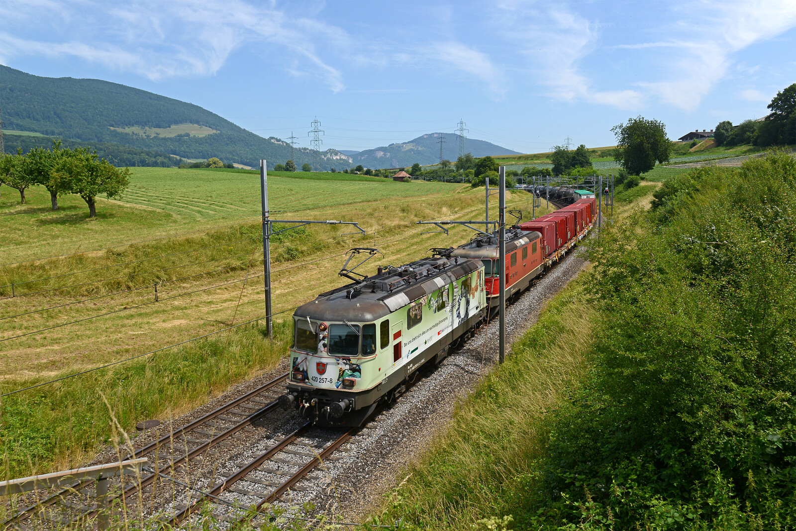 Re 420 257 of SBB (Schweizerische Bundesbahnen) between Niederbipp and Wangen an der Aare, Switzerland
