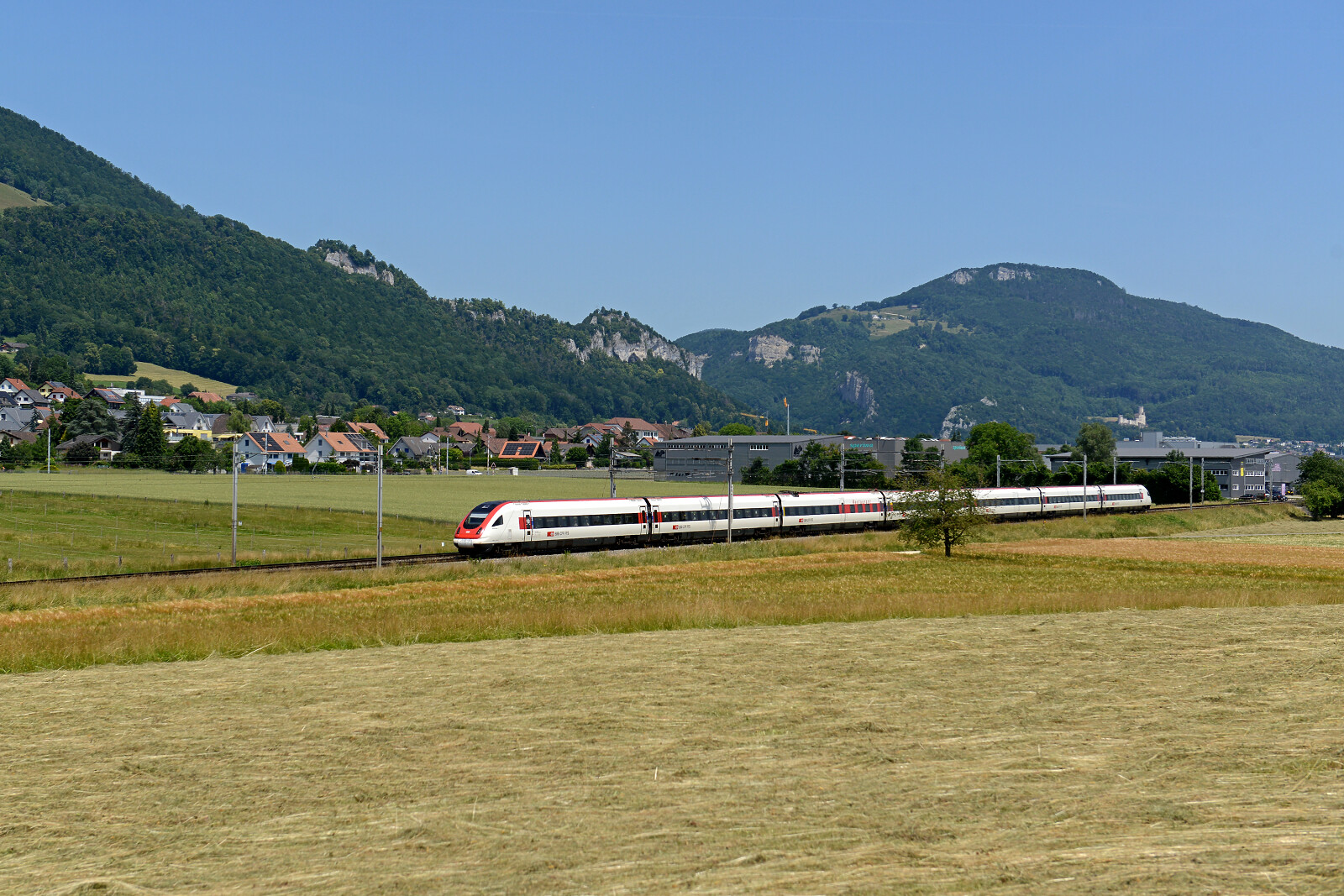 RABDe 500 020 of SBB (Schweizerische Bundesbahnen) between Niederbipp and Wangen an der Aare, Switzerland