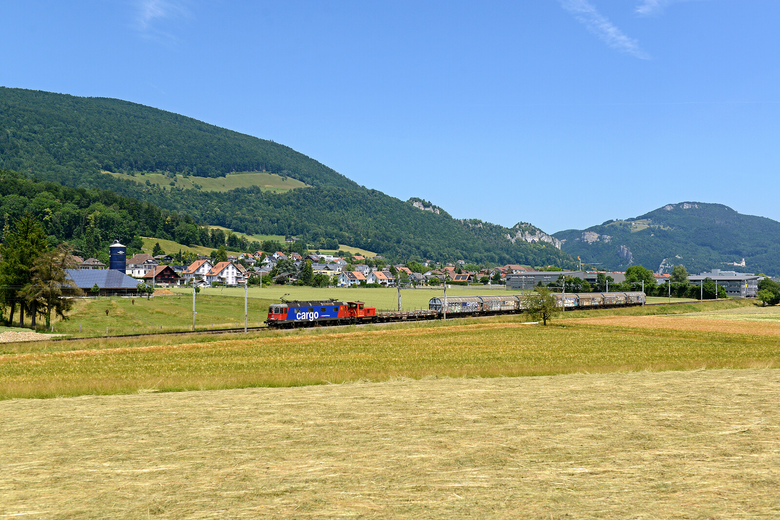Re 620 014 of SBB (Schweizerische Bundesbahnen) between Niederbipp and Wangen an der Aare, Switzerland