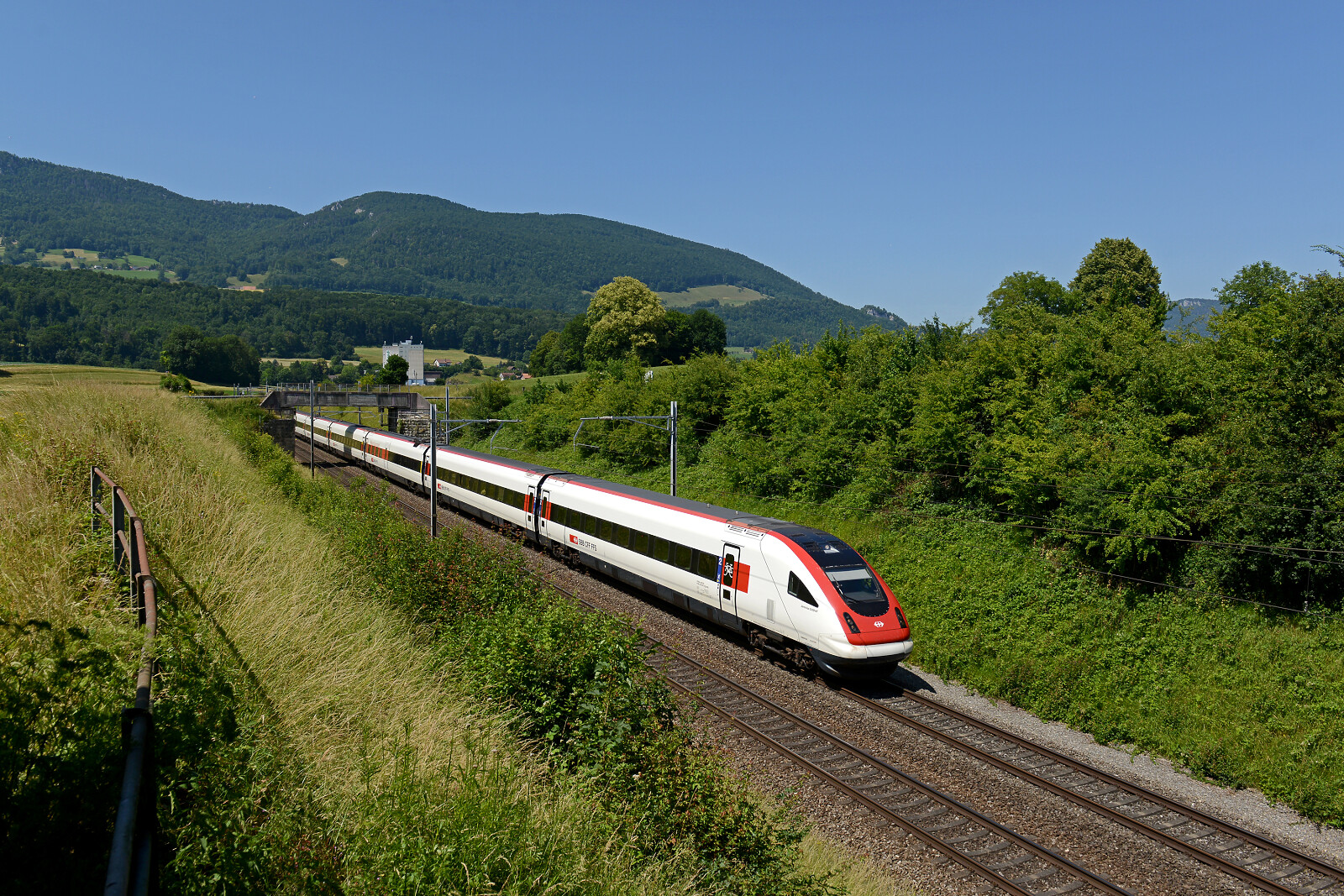 RABDe 500 021 of SBB (Schweizerische Bundesbahnen) between Niederbipp and Wangen an der Aare, Switzerland